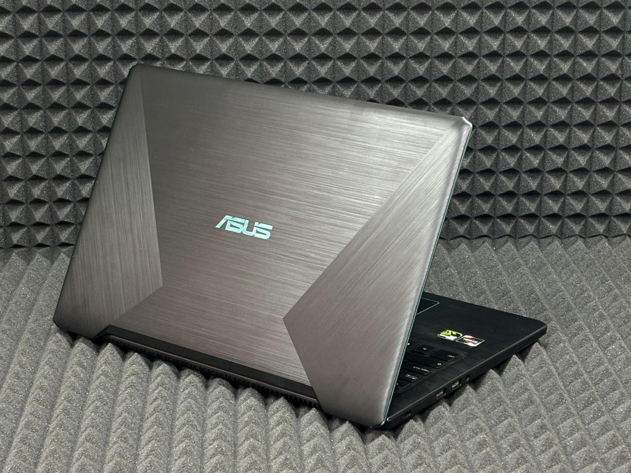 Ноутбук ASUS F570ZD-DM102