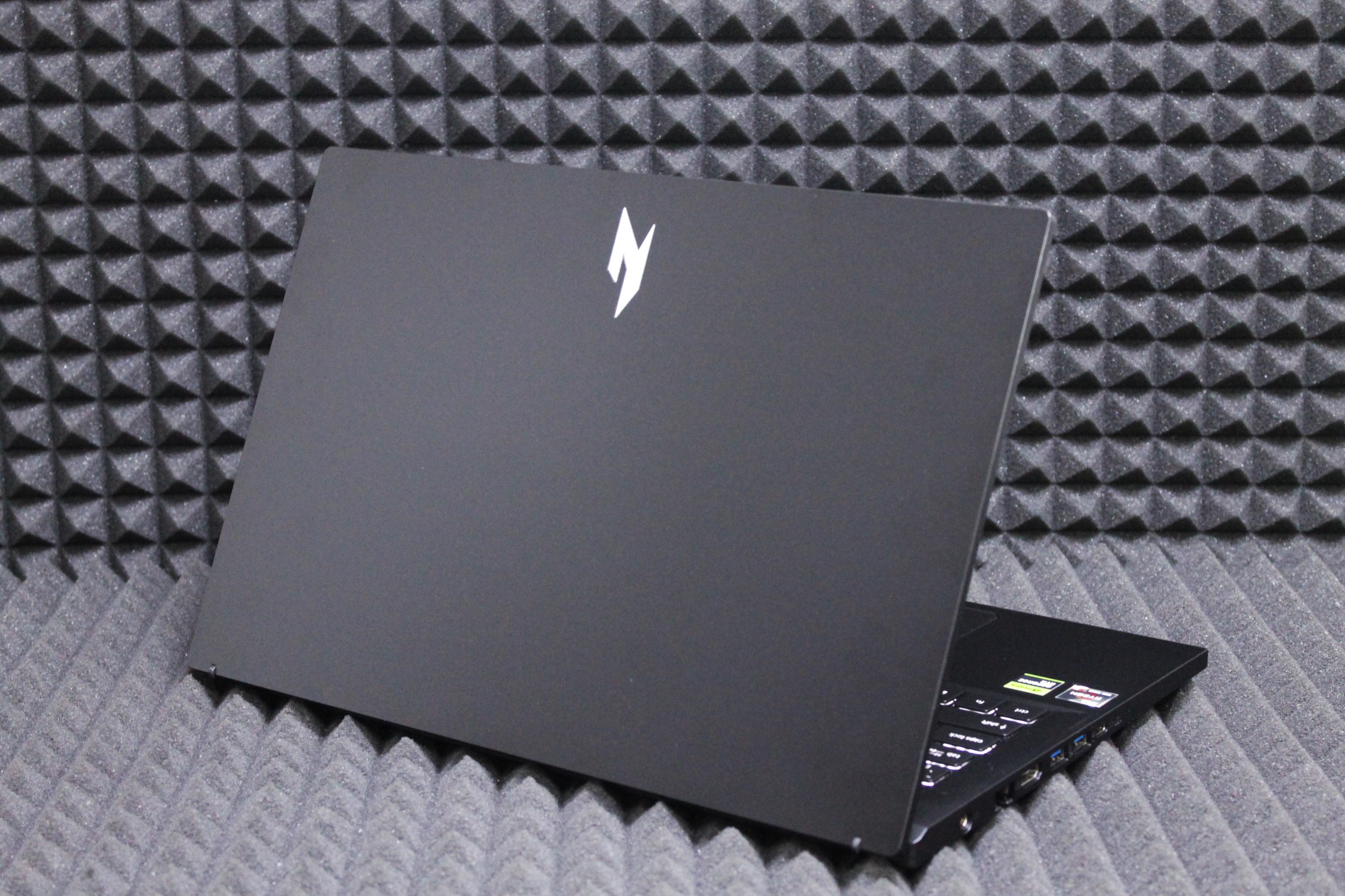Ноутбук Acer Nitro V15 ANV15-41-R70B
