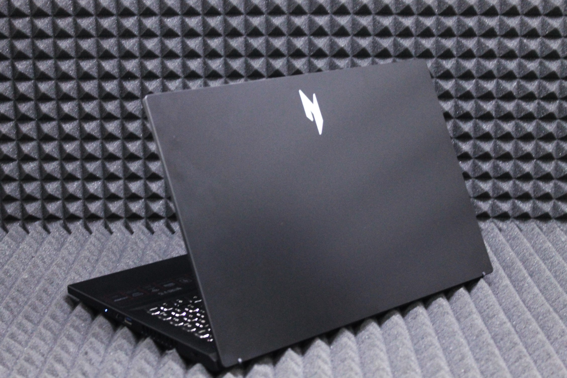 Ноутбук Acer Nitro V15 ANV15-41-R70B