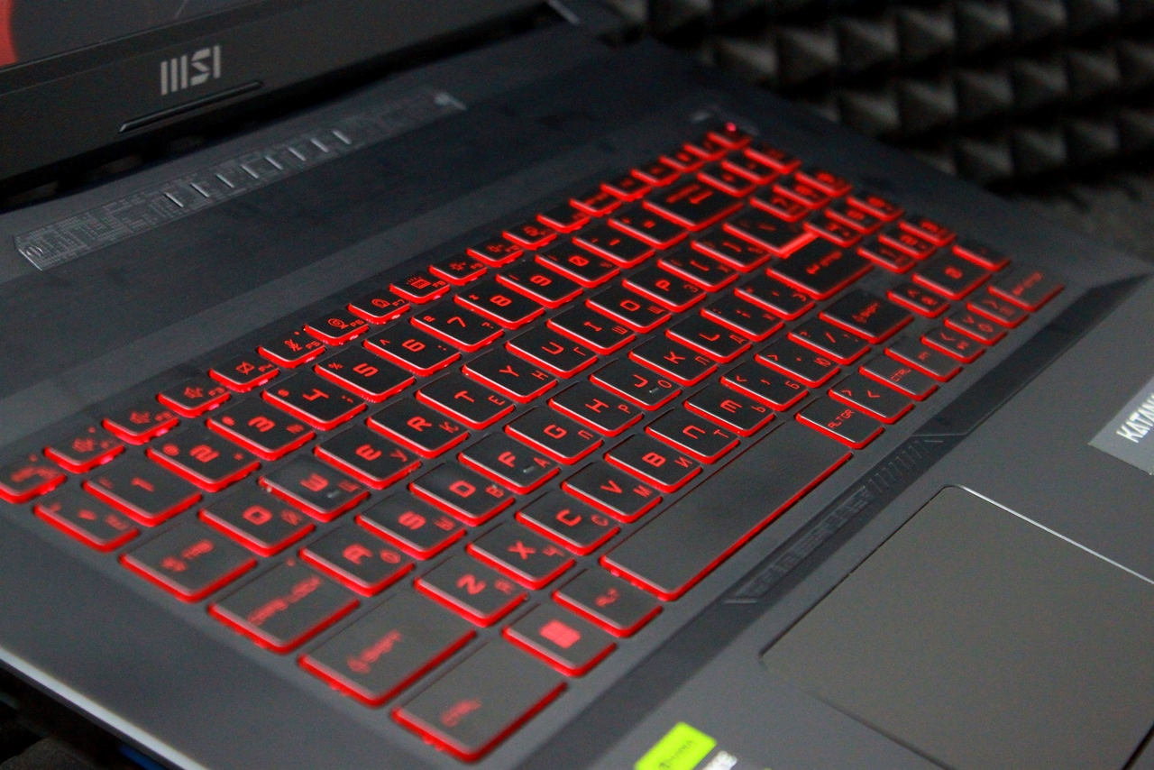 Ноутбук MSI Katana B12UCR-821XRU