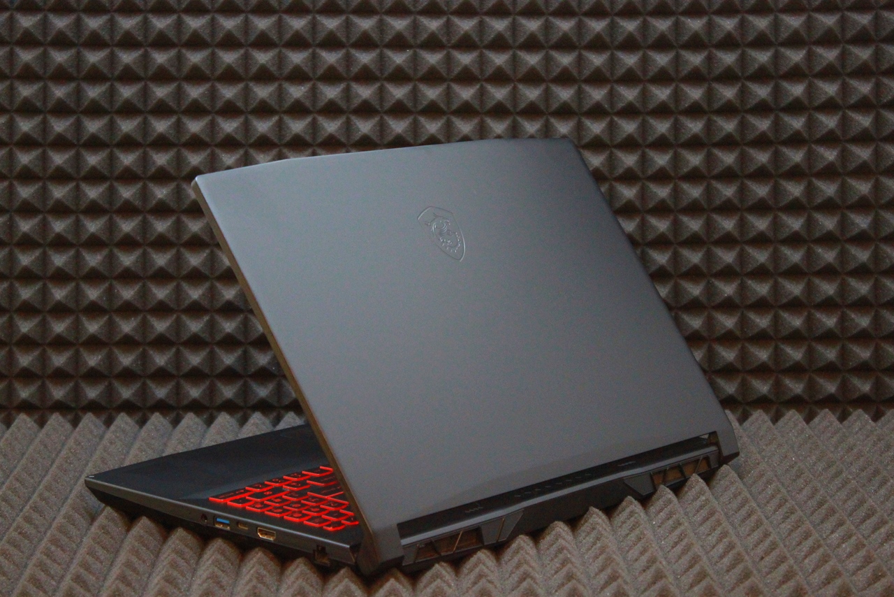 Ноутбук MSI Katana B12UCR-821XRUU