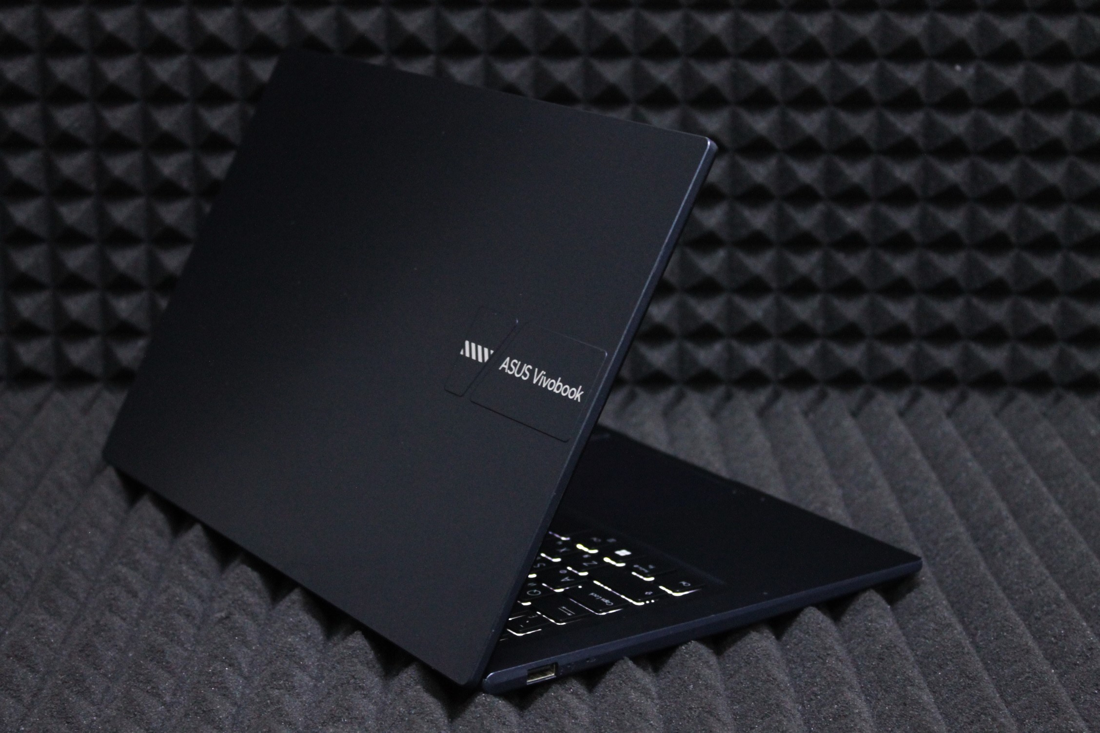 Ноутбук Asus VivoBook X1404ZA-EB140
