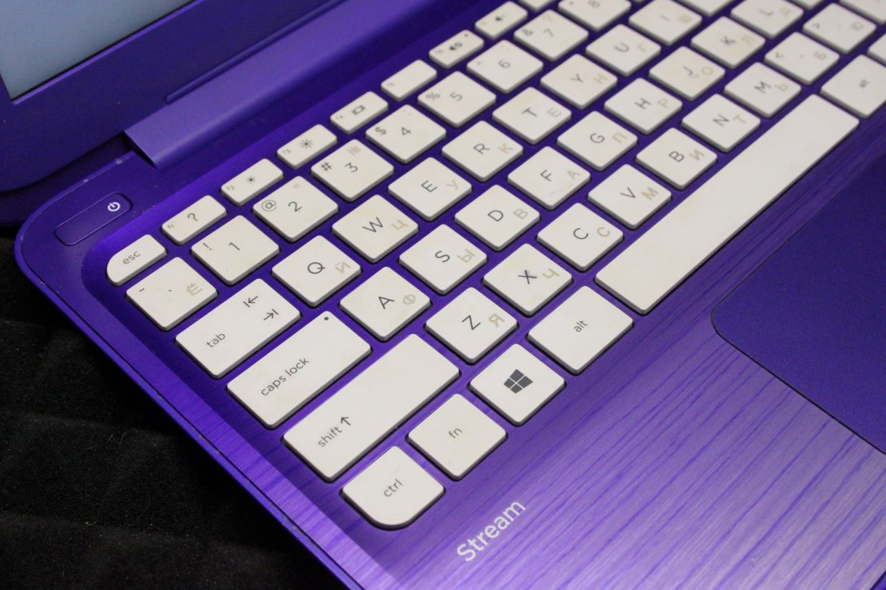 Ноутбук  HP Model 11-r015wm