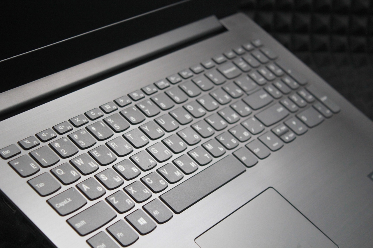 Ноутбук Lenovo IdeaPad 330-15IKB 81DC00CNRK