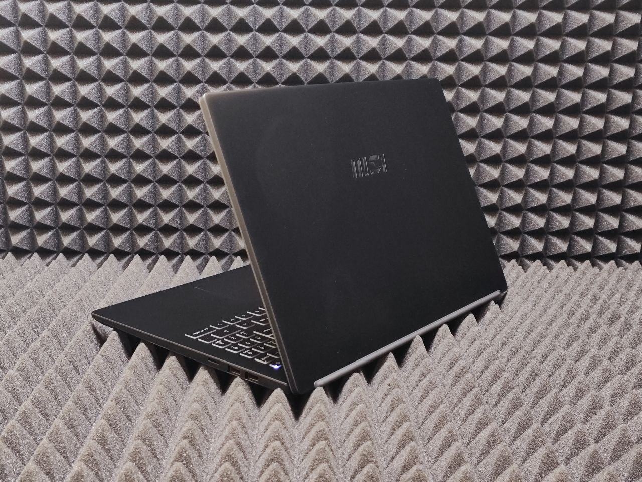 Ноутбук MSI Modern 15 B12M-215XRU1