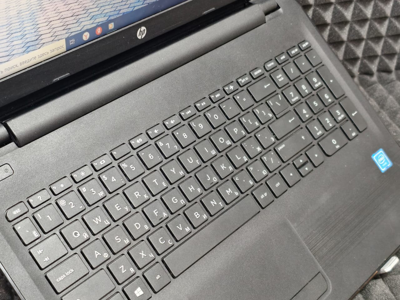 Ноутбук HP 15-ay593ur