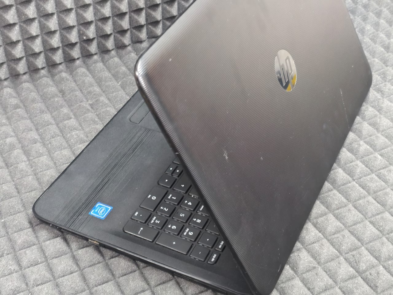 Ноутбук HP 15-ay593ur