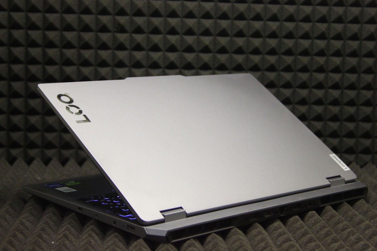 Ноутбук Lenovo 15 LOQ 15IAX9