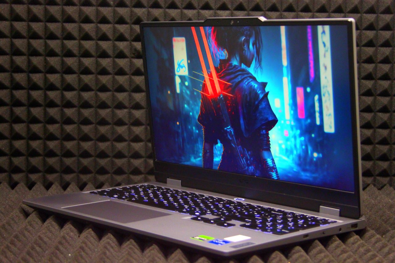 Ноутбук Lenovo 15 LOQ 15IAX9