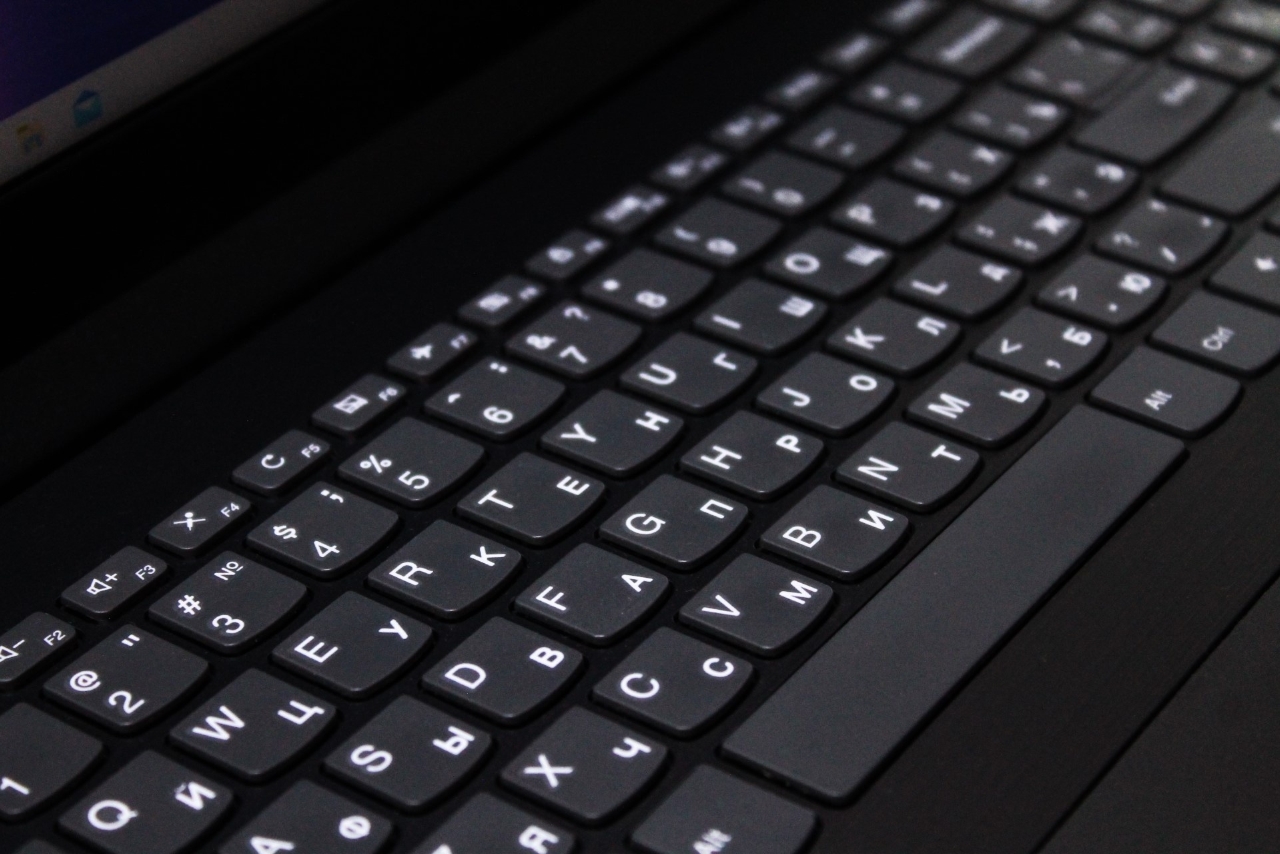 Ноутбук Lenovo IdeaPad 320-15IKB (80YE000MRK).