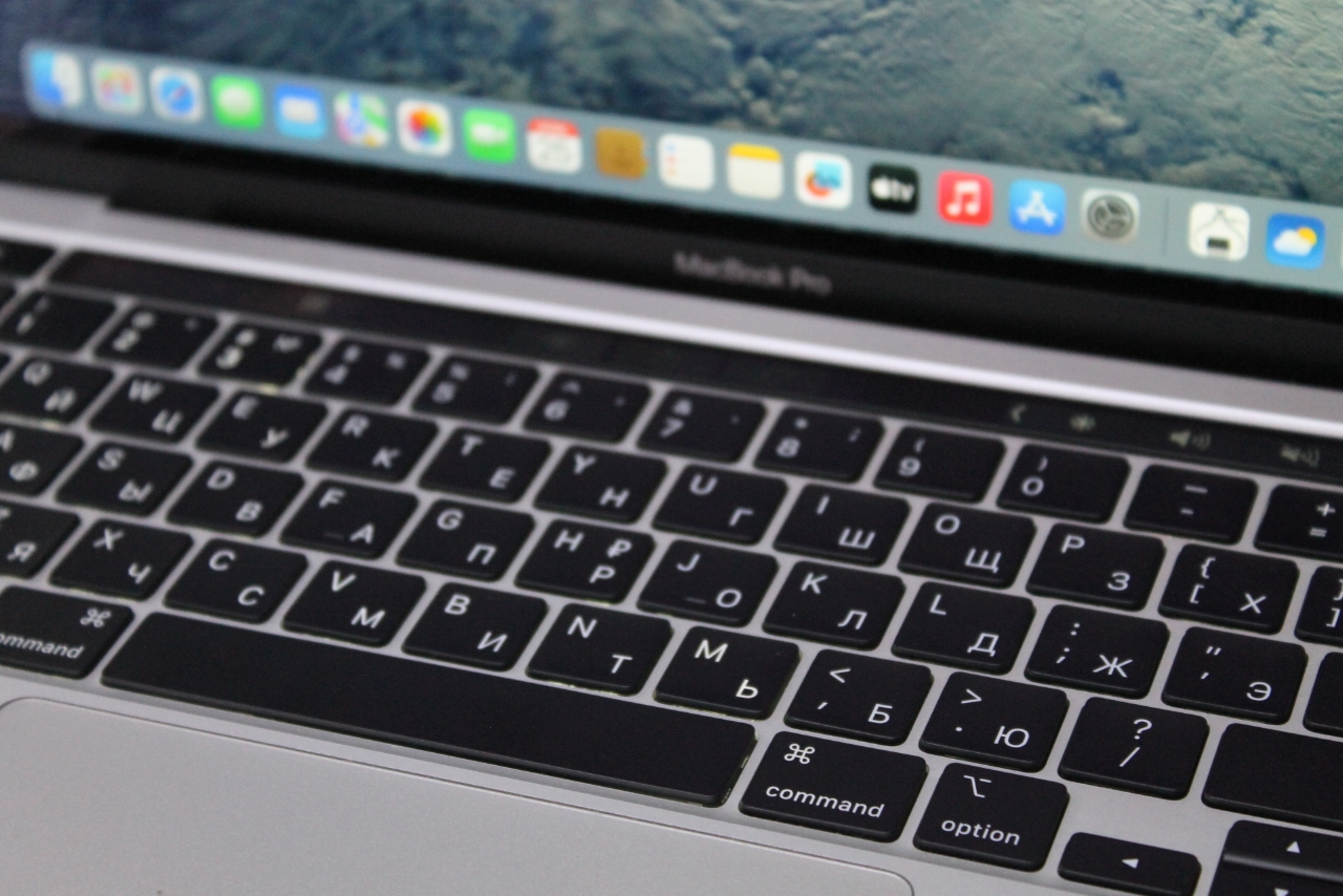 MacBook Pro 13 (2020, M1), 256 ГБ, M1 (8-core), RAM 8 ГБ, GPU 8-core